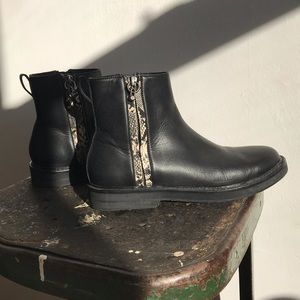 Donald Pliner black leather zipper ankle boots